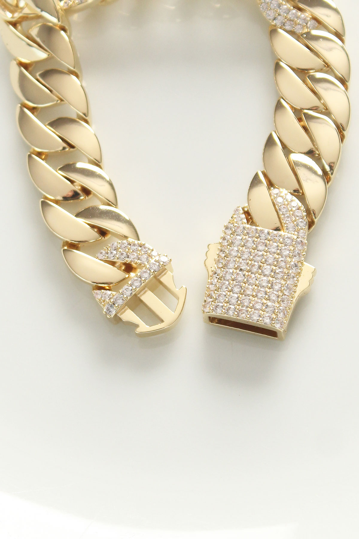 Tegan Vip Seri Pirinç Ortası Zirkon Taşlı Gold Renk Gurmet Bileklik TG27BB6048