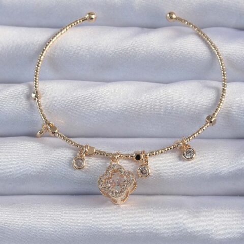 Tegan Pirinç Gold Renk Zirkon Taşlı Yonca Model Charm Bileklik TG27BB6327