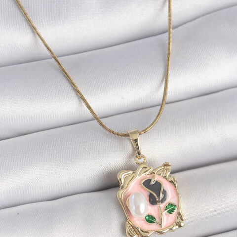 Tegan 316L Çelik Gold Renk Zincir Pembe Mineli Çiçek İşlemli İnci Detay Portre Model Kadın Kolye TG27BKO10185