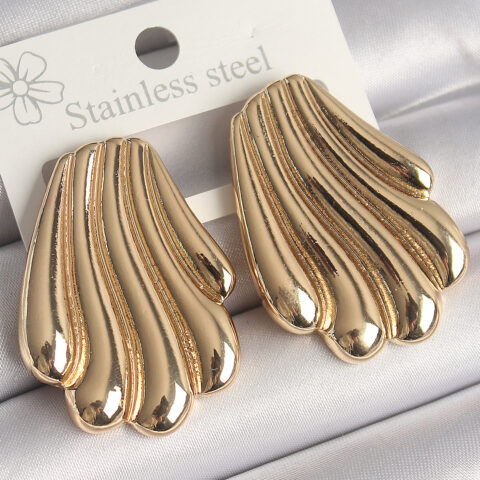 Tegan Pirinç Gold Renk İşlemeli İstirdye Model Kadın Küpe TG27BKP10262